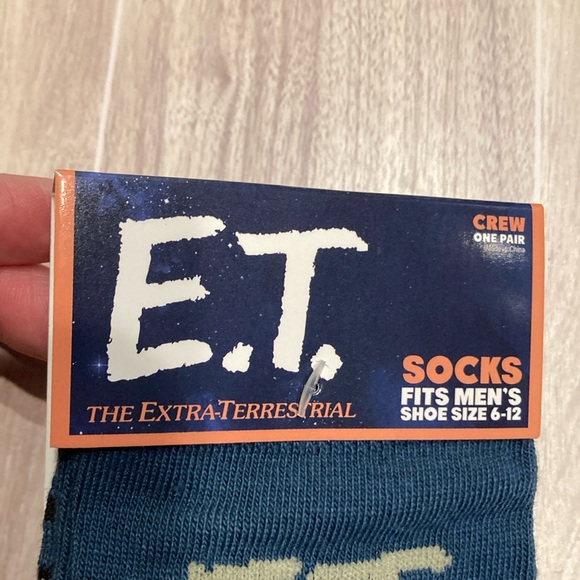 Men’s E.T. The Extra-Terrestrial Crew Length Socks - Picture 3 of 4